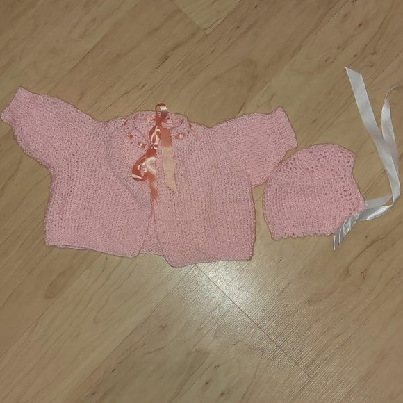 Vtg 2 Handmade Baby Hat and Sweater Sets size 0-3 months - Picture 3 of 3
